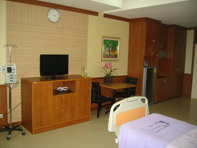 1-Bettzimmer im HuaHin-Hospital02