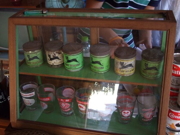 Alte Tabakdosen in Thailand