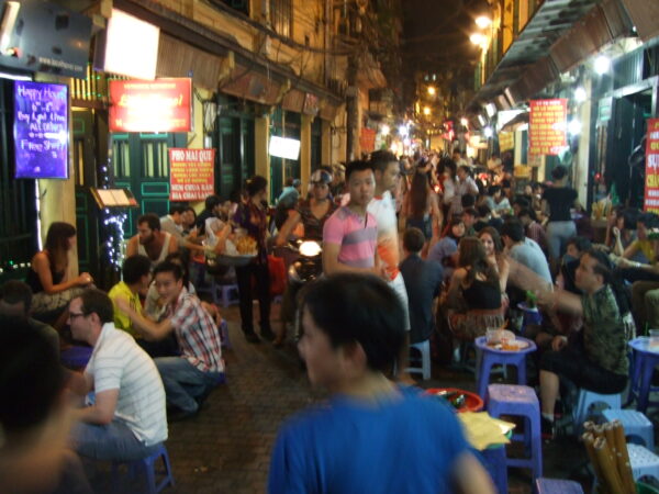 Ausgehen mit Freunden in Hanoi