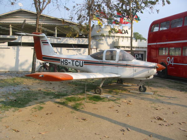 altes Propellerflugzeug im Jesada Technik Museum, Bangkok