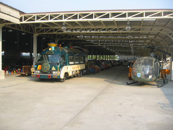 alter Bus und US Helikopter im Jesada Museum, Bangkok