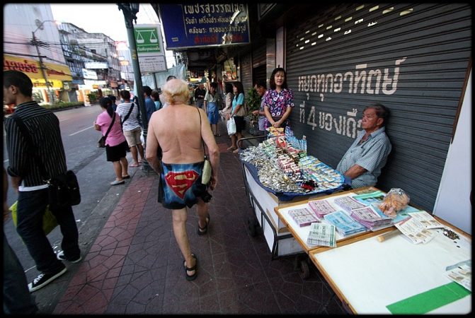 Supermann "oben ohne" in Thailand