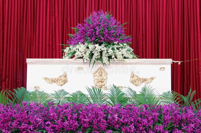 Typischer thailändischer Sarg mit Blumenschmuck